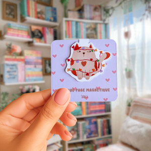 Chat dans sa guirlande de coeurs