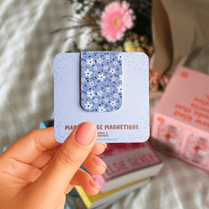 Petites fleurs blanches - Fond Violet